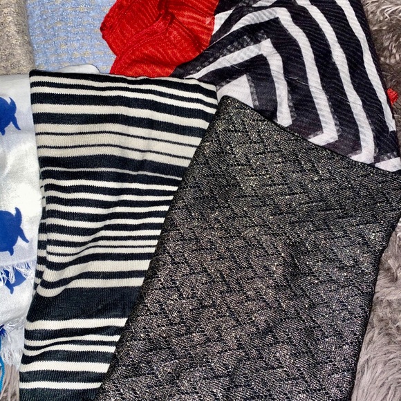 LIKE NEW Scarf Bundle ! - Picture 4 of 7